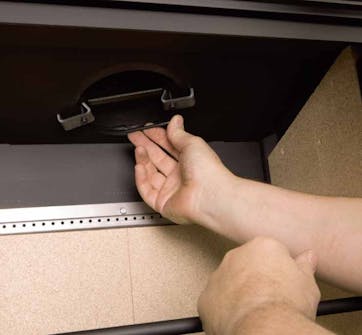 Montere peisinnsats: Ovnen er på plass Montere peisinnsats: Ovnen er på plass